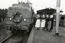 167872 Afbeelding van de feesttrein ter gelegenheid van de electrificatie van de spoorlijn Amersfoort - Zwolle langs ...